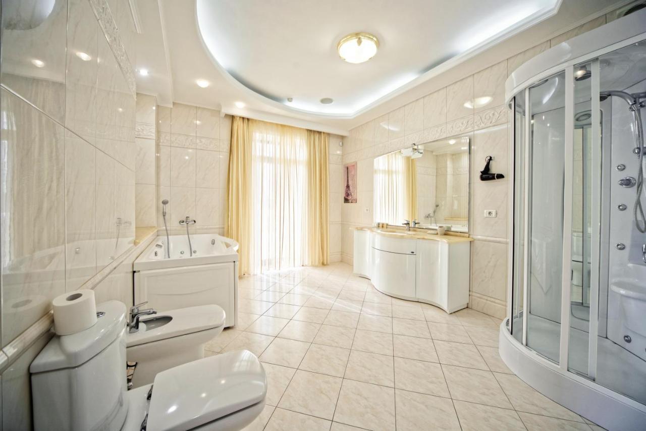 Villa Le Premier - Maestro Odesa Exterior photo