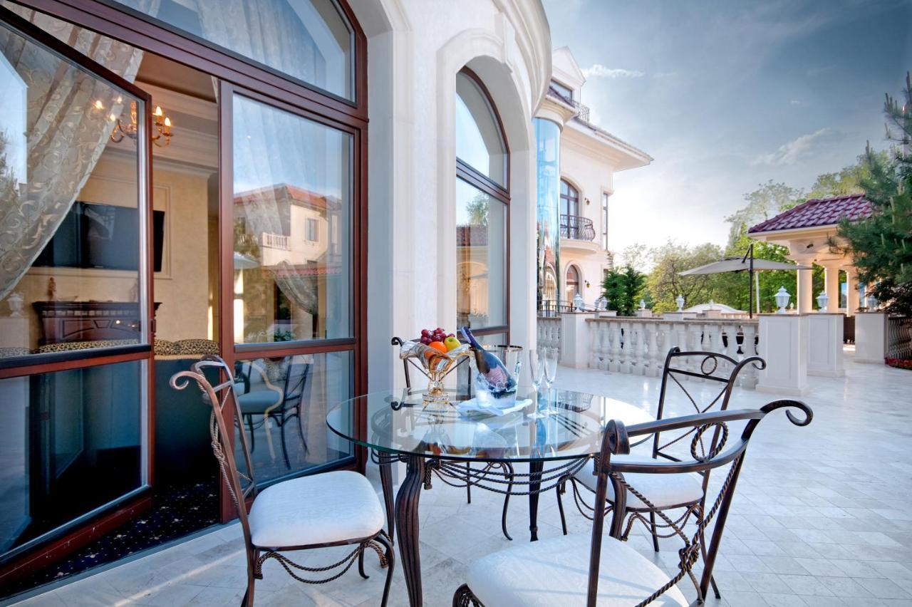 Villa Le Premier - Maestro Odesa Exterior photo