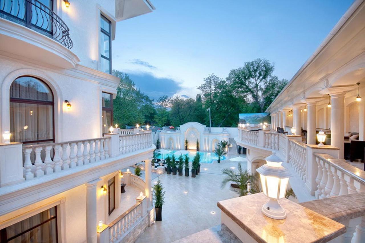 Villa Le Premier - Maestro Odesa Exterior photo